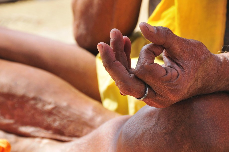 Mudrá, o gesto milenar, na beira do rio Ganges, em Varanasi