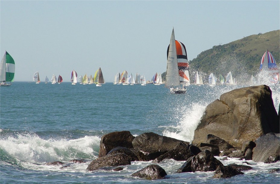 Barcos a vela durante regata no sul de <strong>Ilhabela (SP)</strong>