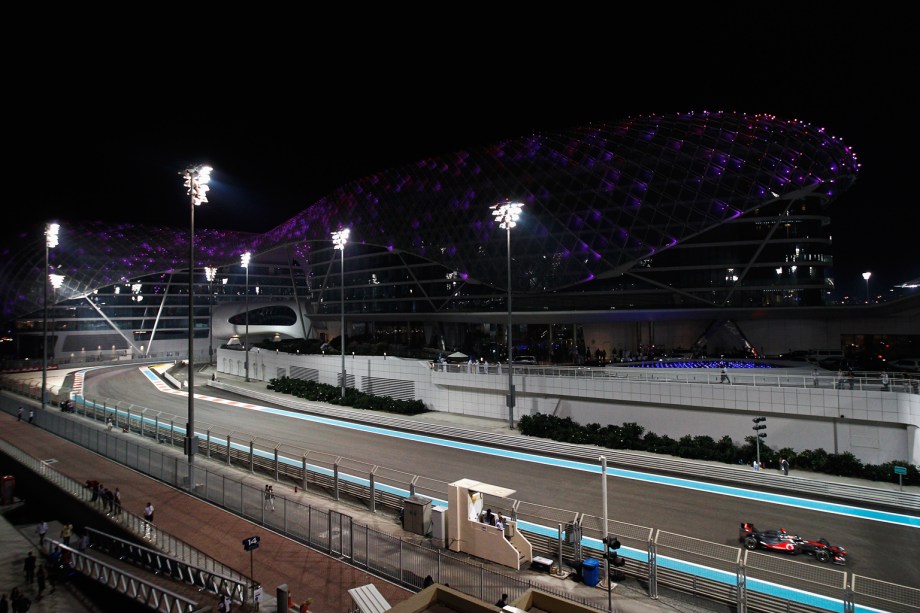 O Yas Marina Circuit, em <a href="https://www.viajeaqui.com.br/cidades/emirados-arabes-unidos-abu-dhabi" rel="Abu Dhabi" target="_blank">Abu Dhabi</a>, <a href="https://viajeaqui.abril.com.br/paises/emirados-arabes-unidos" rel="Emirados Árabes Unidos" target="_blank">Emirados Árabes Unidos</a>, é o último percurso de rua na temporada 2012 da Fórmula 1. Disputado desde 2009, a prova, assim como em <a href="https://viajeaqui.abril.com.br/paises/cingapura" rel="Cingapura" target="_blank">Cingapura</a>, é realizada à noite e hoje também é usado para outras categorias do automobilismo. Você pode viver um dia de piloto, encarando o track day na pista: são três horas a bordo de um carro alugado no próprio local. Para mais informações, acesse o <a href="https://www.yasmarinacircuit.com/en/Activities_and_Experiences.aspx?gid=5" rel="site do circuito" target="_blank">site do circuito</a>