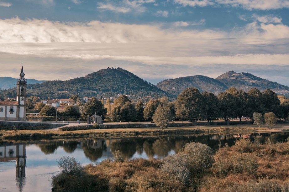 Localizada às margens do Rio Lima, no Minho, <strong>Ponte de Lima</strong> fica no coração da região que produz Vinho Verde, típico de Portugal. Seu centro histórico é bem preservado e sinalizado. Deixe o carro estacionado e conheça a cidade a pé, já que tudo está concentrado em poucos quarteirões e veículos não podem passar por algumas ruas. De 15 em 15 dias, às segundas-feiras, a cidade sedia uma das feiras mais conhecidas da região, onde se pode comprar alimentos da estação, roupas e acessórios. As Feiras Novas, no segundo fim de semana de setembro, é uma das festas mais loucas do Minho, com cortejos e outras celebrações que duram três dias.