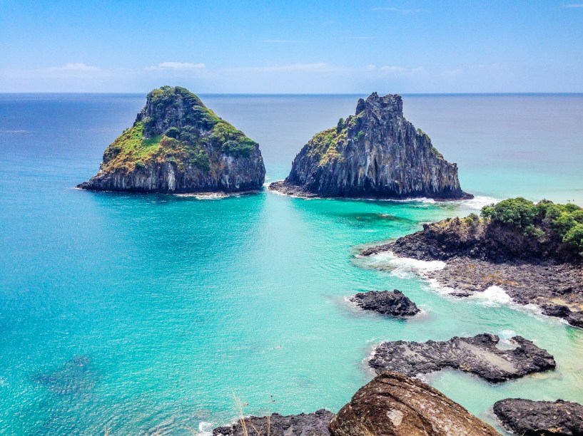 <a href="https://viajeaqui.abril.com.br/cidades/br-pe-fernando-de-noronha" target="_blank" rel="noopener"><strong>Fernando de Noronha (PE) </strong></a> Das dez melhores praias do Brasil eleitas pelo GUIA QUATRO RODAS em 2015, três estão Fernando de Noronha (Baía dos Porcos, Baía do Sancho e Praia do Leão). Mesmo com as taxas altas para entrar na ilha, as praias incrivelmente belas e preservadas compensam a viagem, junto com os golfinhos e um entardecer sensacional <a href="https://www.booking.com/city/br/fernando-de-noronha.pt-br.html?aid=332455&label=viagemabril-voltapelobrasil" target="_blank" rel="noopener"><em>Veja hotés em Fernando de Noronha no booking.com</em></a>