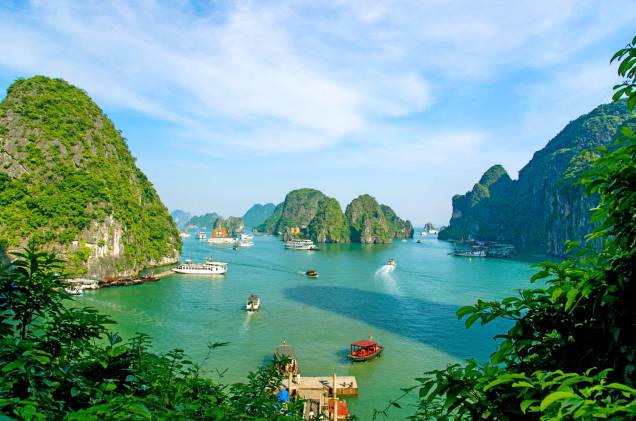 <a href="https://flot.com.br" rel="FLOT" target="_blank"><strong>FLOT</strong></a><strong>O QUE ELA FAZ POR VOCÊ</strong>Inclui o cruzeiro pela Baía de Halong no tour pelo Vietnã e Camboja.<strong>PACOTE</strong>A viagem de 11 noites em hotéis três e quatro-estrelas vai do Vietnã ao Camboja, passando pelas principais cidades vietnamitas (Hanói, Baía de Halong, Hoi An, Hue e Ho Chi Minh), antes de chegar ao destino, a cambojana Siem Reap. O ponto alto do tour é o cruzeiro de uma noite pela Baía de Halong, no Vietnã, cartão-postal de águas esverdeadas, coalhadas de ilhotas rochosas e pontudas. Com os passeios e todos os trechos aéreos, custa US$ 3894. <a href="https://flot.com.br" rel="FLOT" target="_blank"><strong>FLOT</strong></a><strong>O QUE ELA FAZ POR VOCÊ</strong>Inclui o cruzeiro pela Baía de Halong no tour pelo Vietnã e Camboja.<strong>PACOTE</strong>A viagem de 11 noites em hotéis três e quatro-estrelas vai do Vietnã ao Camboja, passando pelas principais cidades vietnamitas (Hanói, Baía de Halong, Hoi An, Hue e Ho Chi Minh), antes de chegar ao destino, a cambojana Siem Reap. O ponto alto do tour é o cruzeiro de uma noite pela Baía de Halong, no Vietnã, cartão-postal de águas esverdeadas, coalhadas de ilhotas rochosas e pontudas. Com os passeios e todos os trechos aéreos, custa US$ 3894.