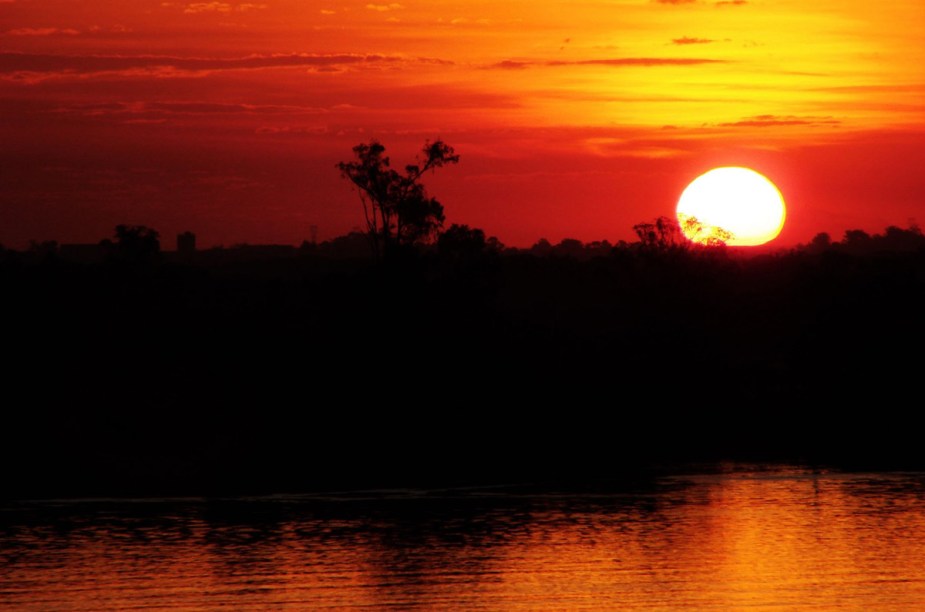 <a href="https://viajeaqui.abril.com.br/estados/br-rio-grande-do-sul" rel="Rio Grande do Sul:"><strong>Rio Grande do Sul:</strong></a> Em Porto Alegre pode-se observar um belo anoitecer no Rio Guaíba.