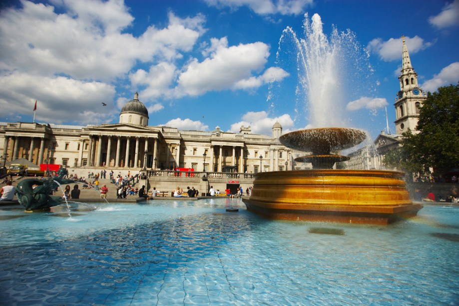 <strong>Trafalgar Square – <a href="https://viajeaqui.abril.com.br/cidades/reino-unido-londres" target="_blank" rel="noopener">Londres </a>– <a href="https://gutenberg.viagemeturismo.abril.com.br/paises/reino-unido/" target="_blank" rel="noopener">Inglaterra</a></strong> Localizada no centro de Londres, a praça celebra a Batalha de Trafalgar, na qual a marinha britânica venceu as forças de Napoleão. Em seu centro fica a Coluna de Nelson, com a estátua do Almirante Nelson (que comandou a marinha real nas lutas antinapoleônicas) encarapitada no topo. É o ponto tradicional das comemorações em Londres: é onde fica instalada a árvore de natal oficial, é feita a contagem regressiva do Ano Novo e ocorrem celebrações e manifestações. A praça não é exatamente um lugar para sentar e relaxar, pois tem grande fluxo de carros e ônibus, mas exatamente por isso é um bom ponto para observar os movimentos da capital inglesa antes de seguir caminho para outros lugares turísticos da cidade <a href="https://www.booking.com/searchresults.pt-br.html?aid=332455&sid=d98f25c4d6d5f89238aebe98e11a09ba&sb=1&src=searchresults&src_elem=sb&error_url=https%3A%2F%2Fwww.booking.com%2Fsearchresults.pt-br.html%3Faid%3D332455%3Bsid%3Dd98f25c4d6d5f89238aebe98e11a09ba%3Btmpl%3Dsearchresults%3Bac_click_type%3Db%3Bac_position%3D0%3Bcity%3D-126693%3Bclass_interval%3D1%3Bdest_id%3D-126693%3Bdest_type%3Dcity%3Bdtdisc%3D0%3Bfrom_sf%3D1%3Bgroup_adults%3D2%3Bgroup_children%3D0%3Bhighlighted_hotels%3D1510486%3Binac%3D0%3Bindex_postcard%3D0%3Blabel_click%3Dundef%3Bno_rooms%3D1%3Boffset%3D0%3Bpostcard%3D0%3Braw_dest_type%3Dhotel%3Broom1%3DA%252CA%3Bsb_price_type%3Dtotal%3Bsearch_selected%3D1%3Bshw_aparth%3D1%3Bslp_r_match%3D0%3Bsrc%3Dsearchresults%3Bsrc_elem%3Dsb%3Bsrpvid%3De4677b35384c01ec%3Bss%3DVaticano%252C%2520Roma%252C%2520Lazio%252C%2520It%25C3%25A1lia%3Bss_all%3D0%3Bss_raw%3Dvaticano%3Bssb%3Dempty%3Bsshis%3D0%3Bssne%3DRoma%3Bssne_untouched%3DRoma%26%3B&ss=Londres%2C+Grande+Londres%2C+Reino+Unido&is_ski_area=&ssne=Roma&ssne_untouched=Roma&city=-126693&checkin_year=&checkin_month=&checkout_year=&checkout_month=&group_adults=2&group_children=0&no_rooms=1&from_sf=1&ss_raw=londres&ac_position=0&ac_langcode=xb&ac_click_type=b&dest_id=-2601889&dest_type=city&iata=LON&place_id_lat=51.507391&place_id_lon=-0.127634&search_pageview_id=e4677b35384c01ec&search_selected=true&search_pageview_id=e4677b35384c01ec&ac_suggestion_list_length=5&ac_suggestion_theme_list_length=0" target="_blank" rel="noopener"><em>Busque hospedagem em Londres</em></a>