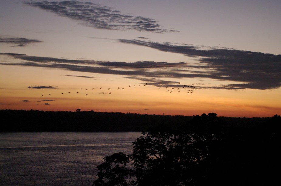 <a href="https://viajeaqui.abril.com.br/estados/br-rondonia" rel="Rondônia:"><strong>Rondônia:</strong></a> O Rio Madeira, que passa em Porto Velho, forma uma bela paisagem junto ao sol poente.