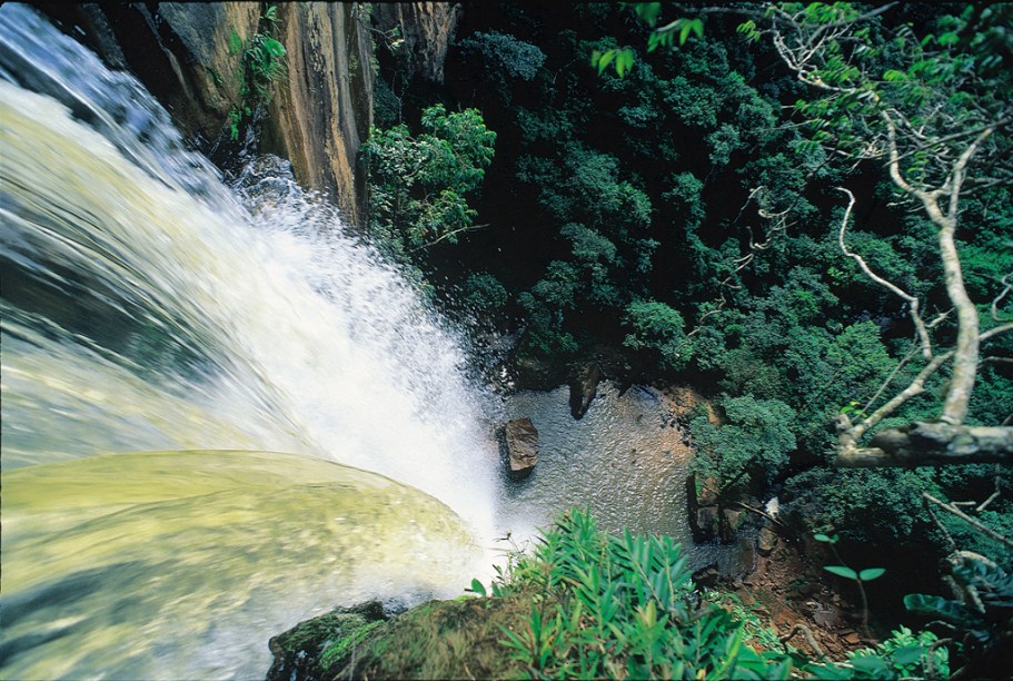 A <a href="https://viajeaqui.abril.com.br/cidades/br-mt-chapada-dos-guimaraes" rel="Chapada dos Guimarães" target="_self">Chapada dos Guimarães</a> tem uma imponência de deixar qualquer um babando, com belas grutas, paredões e cachoeiras. A emblemática <strong><a href="https://viajeaqui.abril.com.br/estabelecimentos/br-mt-chapada-dos-guimaraes-atracao-cachoeira-veu-de-noiva" rel="Cachoeira Véu de Noiva" target="_self">Cachoeira Véu de Noiva</a></strong>, cartão postal do Mato Grosso, impressiona com sua queda em um paredão de arenito