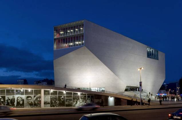 O edifício futurista da Casa da Música, projetado pelo arquiteto holandês Rem Koolhass, lembra um diamante lapidado. O local abriga uma programação bastante variada O edifício futurista da Casa da Música, projetado pelo arquiteto holandês Rem Koolhass, lembra um diamante lapidado. O local abriga uma programação bastante variada