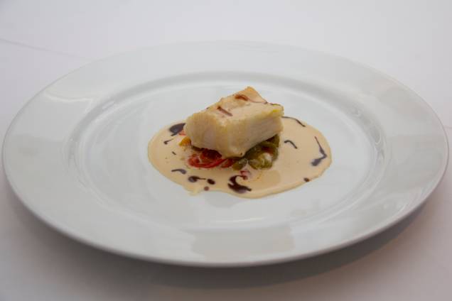 Pirarucu Amazonense, prato criado pelo chef Ednaldo de Santana, do restaurante Dressing. A receita leva pirarucu ao forno com fatias de pimentão, vinho branco seco e creme de castanha do Pará Pirarucu Amazonense, prato criado pelo chef Ednaldo de Santana, do restaurante Dressing. A receita leva pirarucu ao forno com fatias de pimentão, vinho branco seco e creme de castanha do Pará