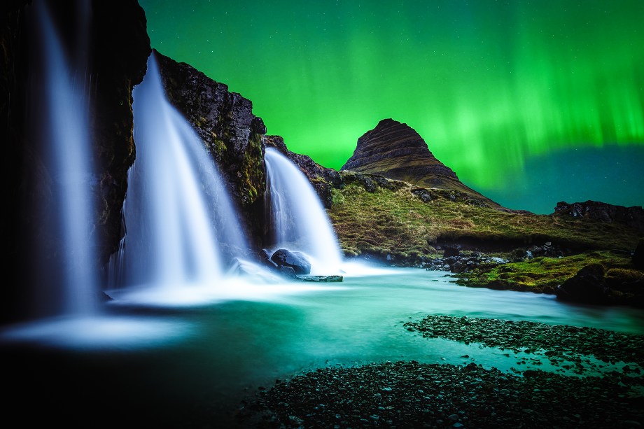 <strong>Monte Kirkjufell – <a href="https://viajeaqui.abril.com.br/paises/islandia" rel="Islândia " target="_blank">Islândia </a></strong>                    Não é photoshop! O cenário ao redor de Kirkjufell fica ainda mais especial na aurora boreal, e a cascata Kirkjufellfoss arremata o visual com suas águas congelantes. O monte fica no pequeno e pitoresco vilarejo de Grundarfjörður