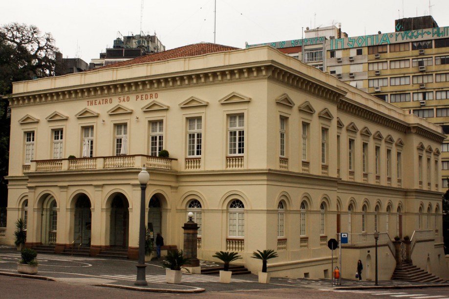 Elegante construção em estilo neoclássico, o Theatro São Pedro tem concha acústica, restaurante, charmoso café e um memorial