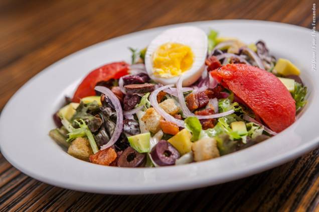 <a href="https://viajeaqui.abril.com.br/estabelecimentos/br-sp-sao-paulo-restaurante-210-diner" rel="210 Diner" target="_blank"><strong>210 Diner</strong></a> No almoço e jantar, uma das duas entradas é cobb salad: mix de folhas, abacate, bacon, ovos cozidos, azeitonas pretas, cebola roxa, tomate e aioli <a href="https://viajeaqui.abril.com.br/estabelecimentos/br-sp-sao-paulo-restaurante-210-diner" rel="210 Diner" target="_blank"><strong>210 Diner</strong></a> No almoço e jantar, uma das duas entradas é cobb salad: mix de folhas, abacate, bacon, ovos cozidos, azeitonas pretas, cebola roxa, tomate e aioli