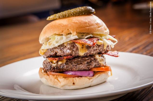 <a href="https://viajeaqui.abril.com.br/estabelecimentos/br-sp-sao-paulo-restaurante-210-diner" rel="210 Diner" target="_blank"><strong>210 Diner</strong></a> O gigantesco Double trouble fica para o jantar: dois hambúrgueres, american cheese, bacon artesanal, lâminas de cebola roxa, maionese, tomate e alface americana <a href="https://viajeaqui.abril.com.br/estabelecimentos/br-sp-sao-paulo-restaurante-210-diner" rel="210 Diner" target="_blank"><strong>210 Diner</strong></a> O gigantesco Double trouble fica para o jantar: dois hambúrgueres, american cheese, bacon artesanal, lâminas de cebola roxa, maionese, tomate e alface americana