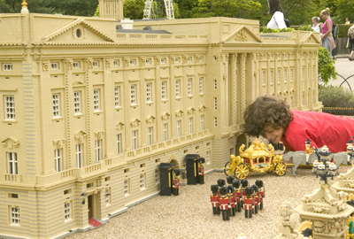 Criança brinca com a miniatura do Castelo de Buckingham na Legoland, em Windsor, Inglaterra, Reino Unido