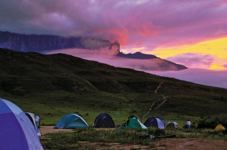 <a href="https://viajeaqui.abril.com.br/estados/br-roraima" rel="Roraima: "><strong>Roraima:</strong> </a>O Monte Roraima faz tríplice fronteira com Venezuela e Guiana, é uma opção de pôr do sol para os aventureiros.