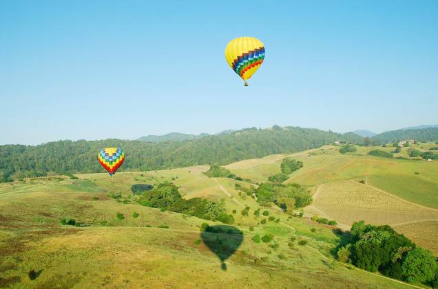 Ao norte de <a href="https://viajeaqui.abril.com.br/cidades/estados-unidos-san-francisco" target="_blank">San Francisco</a>, nos <a href="https://gutenberg.viagemeturismo.abril.com.br/paises/estados-unidos/">Estados Unidos</a>, 90% do vinho americano está lá, em Napa Valley. A região tem centenas de vinícolas, e em um balão, é possível sobrevoar todas elas. Parreiras, vinícolas, casinhas e até animais silvestres podem ser avistados durante o passeio. É possível que após essa vista privilegiada você monte um roteiro para conhecer melhor as vinícolas que viu lá de cima. Ao norte de <a href="https://viajeaqui.abril.com.br/cidades/estados-unidos-san-francisco" target="_blank">San Francisco</a>, nos <a href="https://gutenberg.viagemeturismo.abril.com.br/paises/estados-unidos/">Estados Unidos</a>, 90% do vinho americano está lá, em Napa Valley. A região tem centenas de vinícolas, e em um balão, é possível sobrevoar todas elas. Parreiras, vinícolas, casinhas e até animais silvestres podem ser avistados durante o passeio. É possível que após essa vista privilegiada você monte um roteiro para conhecer melhor as vinícolas que viu lá de cima.