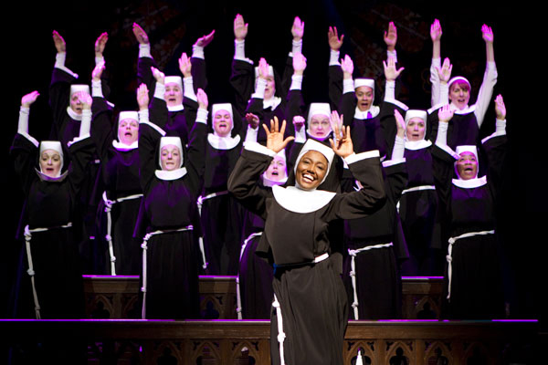 <strong>Sister Act</strong><br />A produção é baseada no filme de 1992, <em>Mudança de Hábito</em>. O show de duas horas e 30 minutos conta a história de Deloris e seu famoso coral de freiras que, no filme, é dirigido por Whoopi Goldberg. A atriz é agora uma das produtoras do musical, em cartaz no Broadway Theatre desde abril de 2011. <a href="https://sisteractbroadway.com/" rel="www.sisteractbroadway.com" target="_blank"><em>www.sisteractbroadway.com</em></a>