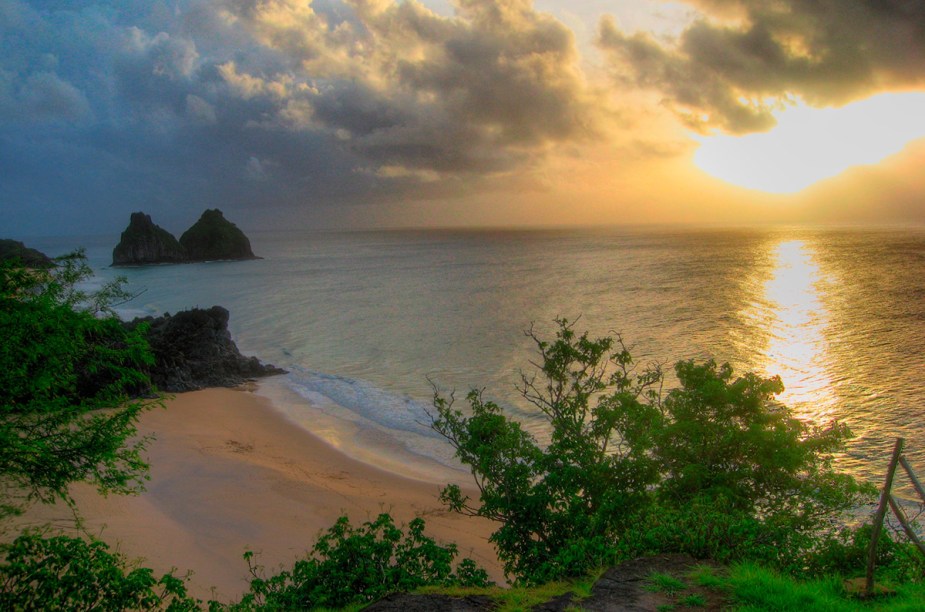 <strong><a href="https://viajeaqui.abril.com.br/estabelecimentos/br-pe-fernando-de-noronha-atracao-praia-do-boldro" rel="Praia do Boldró - Fernando de Noronha (PE)" target="_blank">Praia do Boldró - Fernando de Noronha</a></strong>        A praia é mais indicada para ver o pôr do sol (das ruínas do Forte São Pedro do Boldró) do que para banho. Na maré alta as pedras ficam cobertas e o mar torna-se perigoso para banho, na maré baixa as piscinas naturais aparecem. 