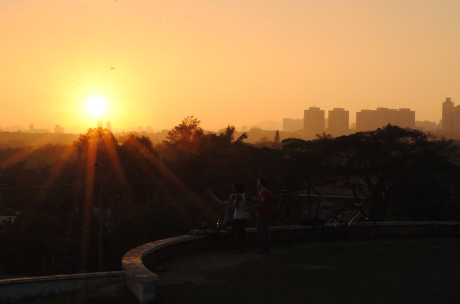 <a href="https://viajeaqui.abril.com.br/estados/br-sao-paulo" rel="São Paulo: "><strong>São Paulo: </strong></a>A Praça do Pôr do Sol, como o próprio nome diz, já é famosa pelos seus fins de tarde na capital paulistana.