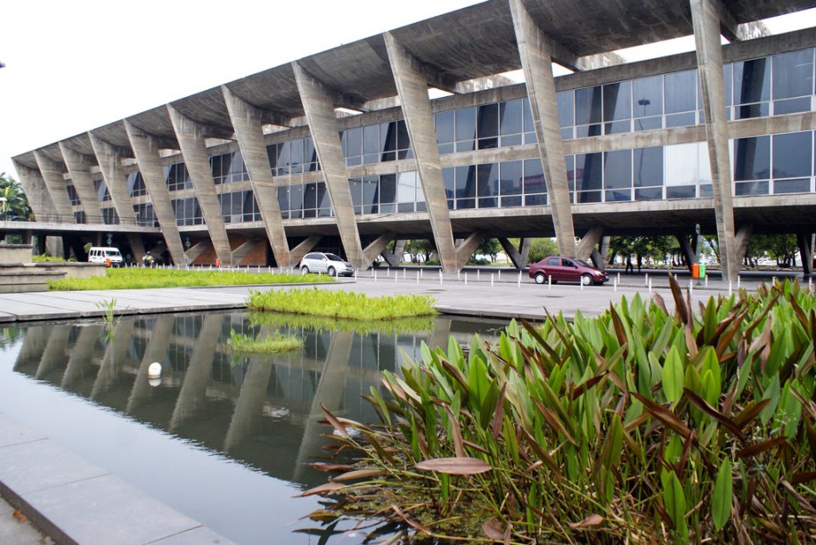 Prédio do <strong>Museu de Arte Moderna (MAM)</strong>, construção de 1954 no aprazível Aterro do Flamengo.