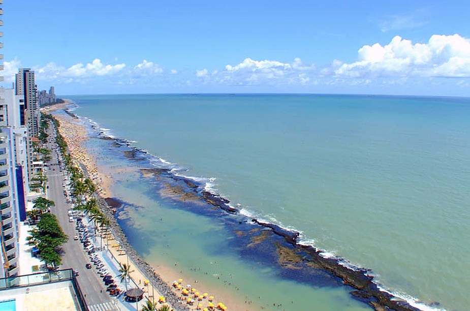 A <a href="https://viajeaqui.abril.com.br/estabelecimentos/br-pe-recife-atracao-praia-boa-viagem" rel="praia de Boa Viagem" target="_blank">praia de Boa Viagem</a>, em <a href="https://viajeaqui.abril.com.br/cidades/br-pe-recife" rel="Recife (PE)" target="_blank">Recife (PE)</a>, é a mais badalada da cidade. Durante o dia, os moradores do bairro aproveitam os quiosques; à noite, os bares da orla ficam lotados