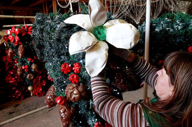Na foto, artesãos confeccionam a decoração que enfeita as ruas de Gramado em 2014 Na foto, artesãos confeccionam a decoração que enfeita as ruas de Gramado em 2014