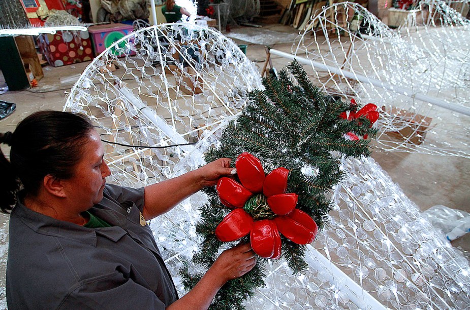 Árvores brancas, simulando flocos de neve, fazem parte da decoração dos desfiles de 2014