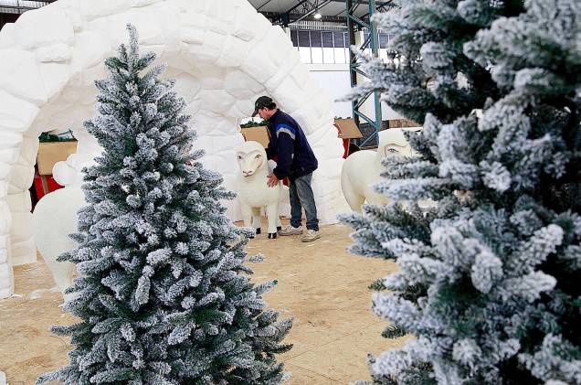 Em foto de arquivo, artesão fazem os últimos preparativos na decoração do Natal Luz de Gramado Em foto de arquivo, artesão fazem os últimos preparativos na decoração do Natal Luz de Gramado
