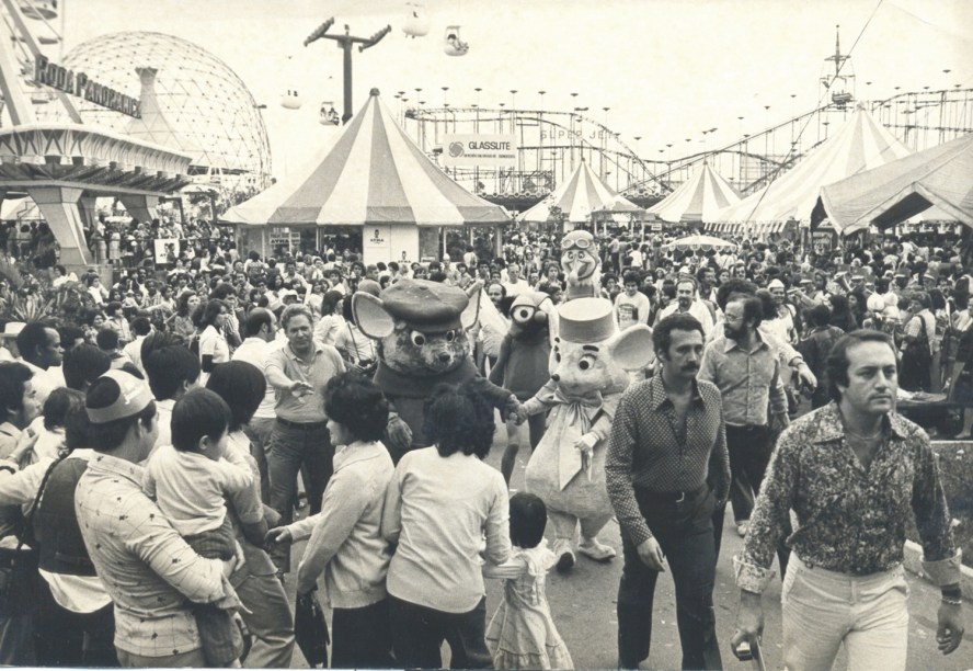 Bernardo e Bianca no Playcenter, em São Paulo (1977): personagens fantasiados circulavam pelo parque para posar em fotos com as crianças