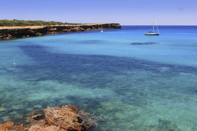 Durante o percurso até a ilha, as embarcações param nas piscinas naturais para um mergulho com máscara e snorkel Durante o percurso até a ilha, as embarcações param nas piscinas naturais para um mergulho com máscara e snorkel