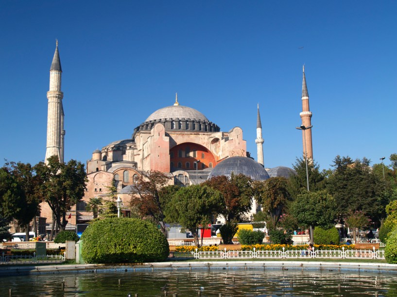 Aya Sofia foi construída para reafirmar o poderio de Roma, mas depois foi transformada em mesquita. Hoje o local é um museu