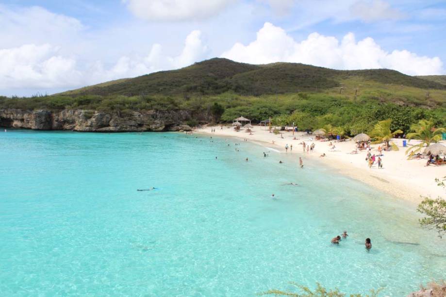 Antes de chegar à Praia de Kenepa Grandi, também conhecida como Grote Knip, é possível contemplar todos os seus tons de azul de um mirante