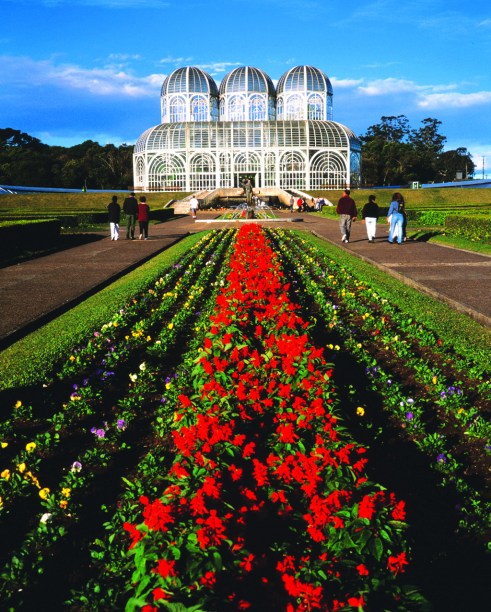 O Jardim Botânico de Curitiba é conhecido pela grande estufa transparente, inspirada em um palácio de cristal londrino, que abriga mais de 50 espécies de plantas