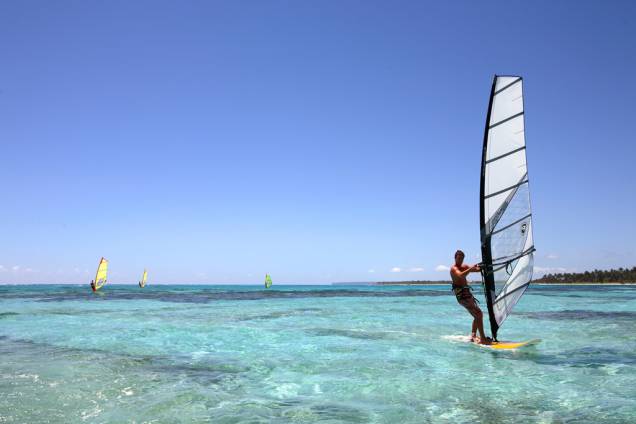 Paraíso para os amantes dos esportes náuticos como windsurfe, kitesurfe e parasail que deslizam sobre o mar transparente Paraíso para os amantes dos esportes náuticos como windsurfe, kitesurfe e parasail que deslizam sobre o mar transparente