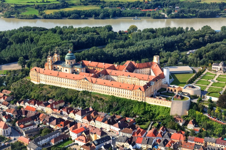 O Monastério de Melk fica no Vale do Wachau, listado como Patrimônio da Humanidade pela Unesco