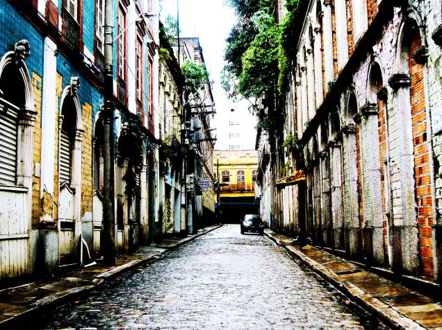 <a href="https://viajeaqui.abril.com.br/cidades/br-pa-belem" rel="Belém (PA) " target="_blank"><strong>Belém (PA) </strong></a> Belém do Pará está pronta para receber o mundo. Além da gastronomia ímpar, suas principais atrações, o <a href="https://viajeaqui.abril.com.br/estabelecimentos/br-pa-belem-atracao-mercado-ver-o-peso" rel="Mercado Ver-o-Peso" target="_blank">Mercado Ver-o-Peso</a>, a <a href="https://viajeaqui.abril.com.br/estabelecimentos/br-pa-belem-atracao-estacao-das-docas" rel=" Estação das Docas" target="_blank">Estação das Docas</a>, o <a href="https://viajeaqui.abril.com.br/estabelecimentos/br-pa-belem-atracao-mangal-das-garcas" rel="Mangal das Garças" target="_blank">Mangal das Garças</a> e o <a href="https://viajeaqui.abril.com.br/estabelecimentos/br-pa-belem-atracao-theatro-da-paz" rel="Theatro da Paz">Theatro da Paz</a>, fazem a viagem valer a pena. Com tempo é mais do que válido esticar a viagem até <a href="https://viajeaqui.abril.com.br/cidades/br-pa-alter-do-chao" rel="Alter do Chão" target="_blank">Alter do Chão</a> ou <a href="https://viajeaqui.abril.com.br/cidades/br-pa-ilha-de-marajo" rel="Marajó" target="_blank">Marajó</a> <a href="https://www.booking.com/city/br/belem.pt-br.html?aid=332455&label=viagemabril-voltapelobrasil" rel="Veja hotéis em Belém no booking.com" target="_blank"><em>Veja hotéis em Belém no booking.com</em></a> <a href="https://viajeaqui.abril.com.br/cidades/br-pa-belem" rel="Belém (PA) " target="_blank"><strong>Belém (PA) </strong></a> Belém do Pará está pronta para receber o mundo. Além da gastronomia ímpar, suas principais atrações, o <a href="https://viajeaqui.abril.com.br/estabelecimentos/br-pa-belem-atracao-mercado-ver-o-peso" rel="Mercado Ver-o-Peso" target="_blank">Mercado Ver-o-Peso</a>, a <a href="https://viajeaqui.abril.com.br/estabelecimentos/br-pa-belem-atracao-estacao-das-docas" rel=" Estação das Docas" target="_blank">Estação das Docas</a>, o <a href="https://viajeaqui.abril.com.br/estabelecimentos/br-pa-belem-atracao-mangal-das-garcas" rel="Mangal das Garças" target="_blank">Mangal das Garças</a> e o <a href="https://viajeaqui.abril.com.br/estabelecimentos/br-pa-belem-atracao-theatro-da-paz" rel="Theatro da Paz">Theatro da Paz</a>, fazem a viagem valer a pena. Com tempo é mais do que válido esticar a viagem até <a href="https://viajeaqui.abril.com.br/cidades/br-pa-alter-do-chao" rel="Alter do Chão" target="_blank">Alter do Chão</a> ou <a href="https://viajeaqui.abril.com.br/cidades/br-pa-ilha-de-marajo" rel="Marajó" target="_blank">Marajó</a> <a href="https://www.booking.com/city/br/belem.pt-br.html?aid=332455&label=viagemabril-voltapelobrasil" rel="Veja hotéis em Belém no booking.com" target="_blank"><em>Veja hotéis em Belém no booking.com</em></a>