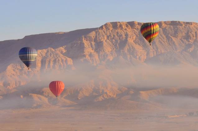 Um passeio de balão sobre <a href="https://gutenberg.viagemeturismo.abril.com.br/cidades/luxor/">Luxor</a>, no <a href="https://gutenberg.viagemeturismo.abril.com.br/paises/egito/">Egito</a>, permite ao passageiro uma vista exclusiva de riquezas da história egípcia como as colunas de Karnak, o Vale dos Reis, onde ficavam as tumbas dos faraós, e o Rio Nilo. Os balões coloridos contrastam com o marrom do solo e o azul do céu. Um passeio de balão sobre <a href="https://gutenberg.viagemeturismo.abril.com.br/cidades/luxor/">Luxor</a>, no <a href="https://gutenberg.viagemeturismo.abril.com.br/paises/egito/">Egito</a>, permite ao passageiro uma vista exclusiva de riquezas da história egípcia como as colunas de Karnak, o Vale dos Reis, onde ficavam as tumbas dos faraós, e o Rio Nilo. Os balões coloridos contrastam com o marrom do solo e o azul do céu.