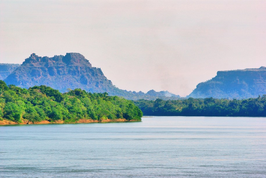 <a href="https://viajeaqui.abril.com.br/estabelecimentos/br-ma-carolina-atracao-chapada-das-mesas" rel="Chapada das Mesas" target="_blank"><strong>Chapada das Mesas</strong></a>    Rio Tocantins divide a Chapada das Mesas, no Maranhão, e o estado do Tocantins