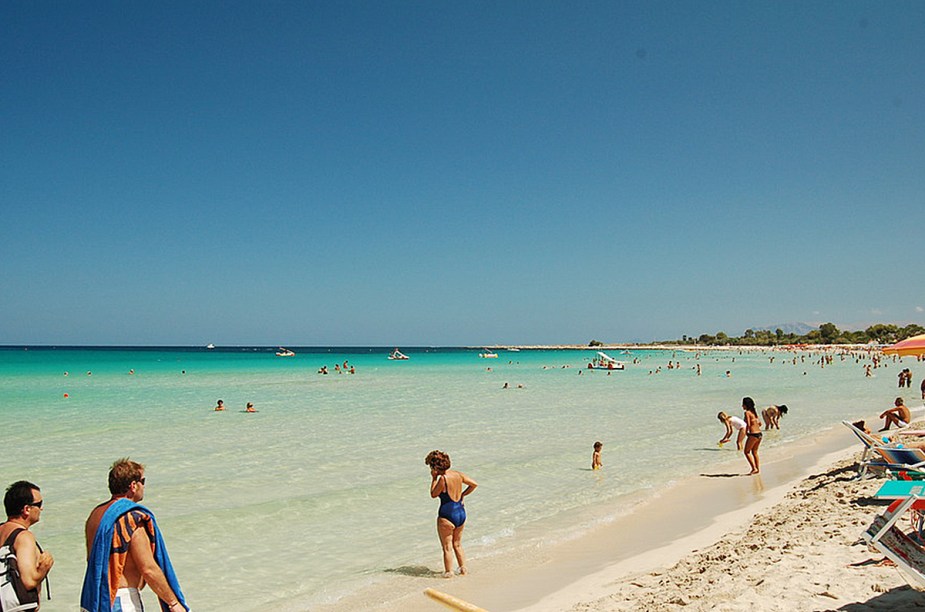 <strong>San Vito Lo Capo</strong> A praia, que leva o nome da cidade, agrada as famílias, pois une beleza e conforto. Na extensa faixa de areia é possível encontrar serviço de praia e alimentação e a poucos metros da areia existe hospedagem e centros comerciais. Também é daquelas estilo piscina, quando dentro da água, não há dificuldade alguma para encontrar seu próprio pé. <a href="https://www.booking.com/searchresults.en-gb.html?aid=332455&lang=en-gb&sid=eedbe6de09e709d664615ac6f1b39a5d&sb=1&src=searchresults&src_elem=sb&error_url=https%3A%2F%2Fwww.booking.com%2Fsearchresults.en-gb.html%3Faid%3D332455%3Bsid%3Deedbe6de09e709d664615ac6f1b39a5d%3Bcity%3D-130729%3Bclass_interval%3D1%3Bdest_id%3D-117329%3Bdest_type%3Dcity%3Bdtdisc%3D0%3Bfrom_sf%3D1%3Bgroup_adults%3D2%3Bgroup_children%3D0%3Binac%3D0%3Bindex_postcard%3D0%3Blabel_click%3Dundef%3Bno_rooms%3D1%3Boffset%3D0%3Bpostcard%3D0%3Braw_dest_type%3Dcity%3Broom1%3DA%252CA%3Bsb_price_type%3Dtotal%3Bsearch_selected%3D1%3Bsrc%3Dsearchresults%3Bsrc_elem%3Dsb%3Bss%3DFavignana%252C%2520%25E2%2580%258BSicily%252C%2520%25E2%2580%258BItaly%3Bss_all%3D0%3Bss_raw%3DFavignana%3Bssb%3Dempty%3Bsshis%3D0%3Bssne_untouched%3DTeulada%26%3B&ss=San+Vito+lo+Capo%2C+%E2%80%8BSicily%2C+%E2%80%8BItaly&ssne=Favignana&ssne_untouched=Favignana&city=-117329&checkin_monthday=&checkin_month=&checkin_year=&checkout_monthday=&checkout_month=&checkout_year=&no_rooms=1&group_adults=2&group_children=0&highlighted_hotels=&from_sf=1&ss_raw=San+Vito+Lo+Capo&ac_position=0&ac_langcode=en&dest_id=-128948&dest_type=city&place_id_lat=38.175106&place_id_lon=12.733681&search_pageview_id=e9d690e148e50240&search_selected=true&search_pageview_id=e9d690e148e50240&ac_suggestion_list_length=5&ac_suggestion_theme_list_length=0" target="_blank" rel="noopener"><em>Busque hospedagens em San Vito Lo Capo no Booking.com</em></a>