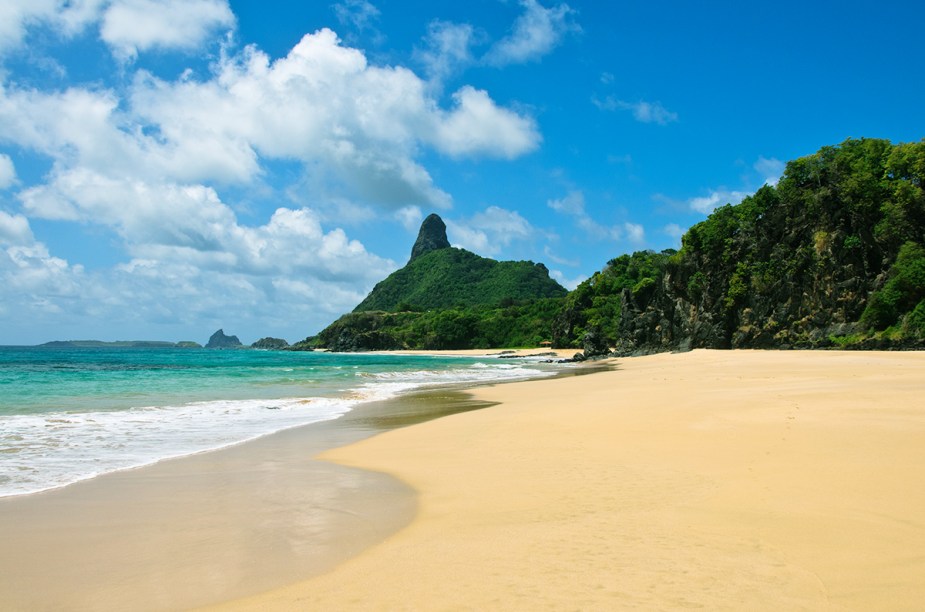 <a href="https://viajeaqui.abril.com.br/estabelecimentos/br-pe-fernando-de-noronha-atracao-praia-do-bode" rel="Praia do Bode - Fernando de Noronha" target="_blank"><strong>Praia do Bode - Fernando de Noronha</strong></a>        Quem não se arriscar a entrar na água por causa das ondas, que são fortes, pode contemplar a beleza local de cima da Pedra do Bode, que serve como mirante.