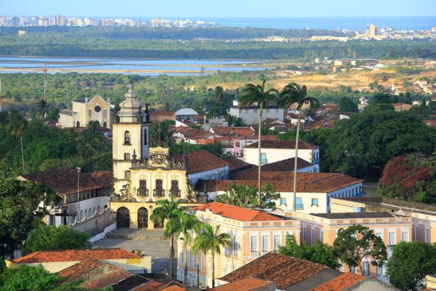 <a href="https://viajeaqui.abril.com.br/estados/br-paraiba" target="_blank" rel="noopener"><strong>João Pessoa (PB) </strong></a> Os prédios altos não têm vez na orla de João Pessoa, por lei. Os atrativos locais vão além da Praia do Bessa, a mais querida dos locais, e também se concentram no charmoso Centro Histórico, repleto de mercados com artigos artesanais ou vindos diretamente do sertão paraibano. Se tiver tempo, não deixe de viajar um pouco e conhecer Conde, que tem praias mais lindas ainda <a href="https://www.booking.com/city/br/joao-pessoa.pt-br.html?aid=332455&label=viagemabril-voltapelobrasil" target="_blank" rel="noopener"><em>Veja hotéis em João Pessoa no booking.com</em></a> <a href="https://viajeaqui.abril.com.br/estados/br-paraiba" target="_blank" rel="noopener"><strong>João Pessoa (PB) </strong></a> Os prédios altos não têm vez na orla de João Pessoa, por lei. Os atrativos locais vão além da Praia do Bessa, a mais querida dos locais, e também se concentram no charmoso Centro Histórico, repleto de mercados com artigos artesanais ou vindos diretamente do sertão paraibano. Se tiver tempo, não deixe de viajar um pouco e conhecer Conde, que tem praias mais lindas ainda <a href="https://www.booking.com/city/br/joao-pessoa.pt-br.html?aid=332455&label=viagemabril-voltapelobrasil" target="_blank" rel="noopener"><em>Veja hotéis em João Pessoa no booking.com</em></a>