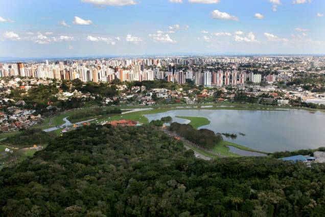 <strong><a href="https://viajeaqui.abril.com.br/estabelecimentos/br-pr-curitiba-atracao-parque-barigui" rel="Parque Barigui">Parque Barigui</a>: </strong>é o mais frequentado, com lanchonetes, pista de corrida e o Museu do Automóvel. Avenida General Mário Tourinho, início da BR -277 p/ Ponta Grossa – Funciona 24 horas. <strong><a href="https://viajeaqui.abril.com.br/estabelecimentos/br-pr-curitiba-atracao-parque-barigui" rel="Parque Barigui">Parque Barigui</a>: </strong>é o mais frequentado, com lanchonetes, pista de corrida e o Museu do Automóvel. Avenida General Mário Tourinho, início da BR -277 p/ Ponta Grossa – Funciona 24 horas.
