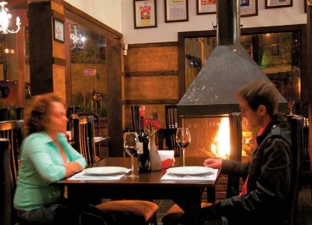<strong>RESTAURANTES - Campos do Jordão leva a melhor!</strong>A diferença em favor a Campos do Jordão é abismal (só superada em baladas). Inaugurado em 2011, o recém-estrelado no <a href="https://viajeaqui.abril.com.br/materias/guias-guia-fim-de-semana-sao-paulo-2012-2013" rel="GUIA QUATRO RODAS FIM DE SEMANA SÃO PAULO 2012/2013" target="_blank">GUIA QUATRO RODAS FIM DE SEMANA SÃO PAULO 2012/2013</a>, Provence Cottage Bistrô, veio atenuar a diferença – há anos Monte Verde não tinha um restaurante estrelado no GUIA QUATRO RODAS. Para quem aposta nos casais, faltam casas com decoração mais romântica e chefs mais ousados. Fondues e trutas medianas e comida mineira calórica dominam os cardápios dos restaurantes de Monte Verde.<br /><br />Do outro lado da Mantiqueira, a cena gastronômica sempre foi efervescente, especialmente na Vila Capivari e na Estrada do Horto. Argentina, Alemanha, Portugal, Italia, Suíça: todas essas pátrias tem um representante na cidade. Se tiver apenas uma refeição, o estrelado <a href="https://viajeaqui.abril.com.br/estabelecimentos/br-sp-campos-do-jordao-restaurante-harry-pisek" rel=" Harry Pisek" target="_blank">Harry Pisek</a> (foto) ostenta o título de melhor restaurante alemão do País, segundo o GUIA QUATRO RODAS 2012. <strong>RESTAURANTES - Campos do Jordão leva a melhor!</strong>A diferença em favor a Campos do Jordão é abismal (só superada em baladas). Inaugurado em 2011, o recém-estrelado no <a href="https://viajeaqui.abril.com.br/materias/guias-guia-fim-de-semana-sao-paulo-2012-2013" rel="GUIA QUATRO RODAS FIM DE SEMANA SÃO PAULO 2012/2013" target="_blank">GUIA QUATRO RODAS FIM DE SEMANA SÃO PAULO 2012/2013</a>, Provence Cottage Bistrô, veio atenuar a diferença – há anos Monte Verde não tinha um restaurante estrelado no GUIA QUATRO RODAS. Para quem aposta nos casais, faltam casas com decoração mais romântica e chefs mais ousados. Fondues e trutas medianas e comida mineira calórica dominam os cardápios dos restaurantes de Monte Verde.<br /><br />Do outro lado da Mantiqueira, a cena gastronômica sempre foi efervescente, especialmente na Vila Capivari e na Estrada do Horto. Argentina, Alemanha, Portugal, Italia, Suíça: todas essas pátrias tem um representante na cidade. Se tiver apenas uma refeição, o estrelado <a href="https://viajeaqui.abril.com.br/estabelecimentos/br-sp-campos-do-jordao-restaurante-harry-pisek" rel=" Harry Pisek" target="_blank">Harry Pisek</a> (foto) ostenta o título de melhor restaurante alemão do País, segundo o GUIA QUATRO RODAS 2012.