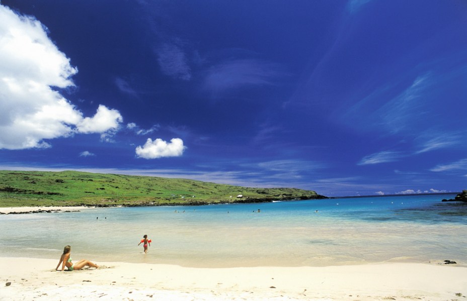 Com águas azul-turquesa e areia rosada, a <strong>Praia de Anakena</strong> é a mais famosa da <a href="https://viajeaqui.abril.com.br/cidades/chile-ilha-de-pascoa" rel="Ilha de Páscoa" target="_blank"><strong>Ilha de Páscoa</strong></a>. A região abriga o altar de cerimônia Ahu Nau Nau, com sete <strong>moais</strong> restaurados da década de 80 pelo arqueólogo Sérgio Rapu