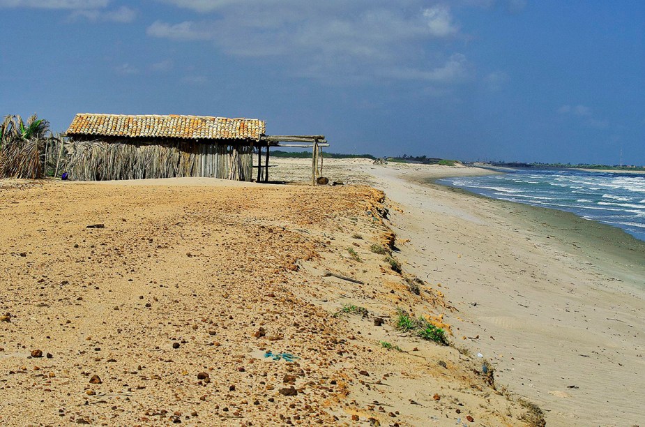 <strong>4. <a href="https://viajeaqui.abril.com.br/estabelecimentos/br-pi-luis-correia-atracao-praia-do-arrombado" rel="Praia do Arrombado">Praia do Arrombado</a>, <a href="https://viajeaqui.abril.com.br/cidades/br-pi-luis-correia" rel="Luís Correia" target="_blank">Luís Correia</a> </strong>    Toda a dificuldade para alcançar essa praia, no final, recompensa. São 14 longos quilômetros de estrada de terra que premiam com ondas sensacionais e uma vista praiana linda. E o melhor de tudo: de fevereiro a abril, acontece ali a desova da tartaruga-de-pente!    <a href="https://www.booking.com/city/br/luiz-correia.pt-br.html?aid=332455&label=viagemabril-praiaspiaui" rel="Booking.com: veja os preços de hotéis para você se hospedar em Luís Correia, no Piauí" target="_blank"><em>Booking.com: veja os preços de hotéis para você se hospedar em Luís Correia, no Piauí</em></a>