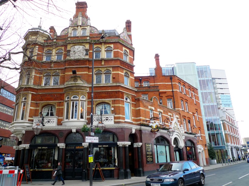 <strong>The Swan</strong>        Uma quantidade de real ales de respeito encorpa o pub, localizado bem à frente da saída principal da estação de metrô Hammersmith. No balcão, uma lousa registra diariamente as quase dez marcas de ales, que vão da Nicholson’s à saborosa Knight of the Garter, passando pelas incomuns Darksland e Jaipur. <em>46 Hammersmith Broadway, Hammersmith</em>