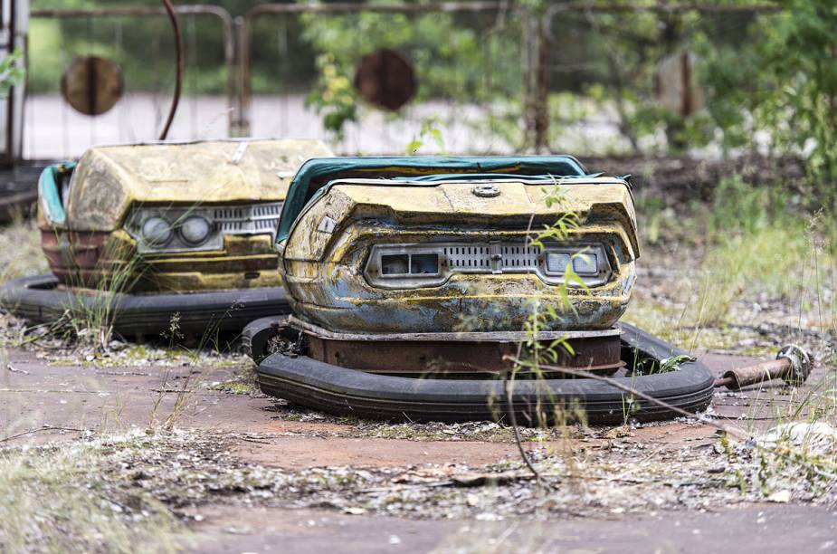 Carrinho de parque de diversões foi abandonado na pista, que agora está coberta de mato