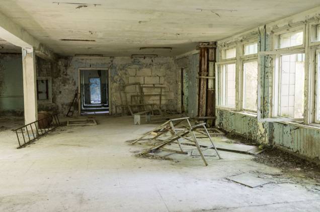 O interior de um prédio, em semi-ruína O interior de um prédio, em semi-ruína