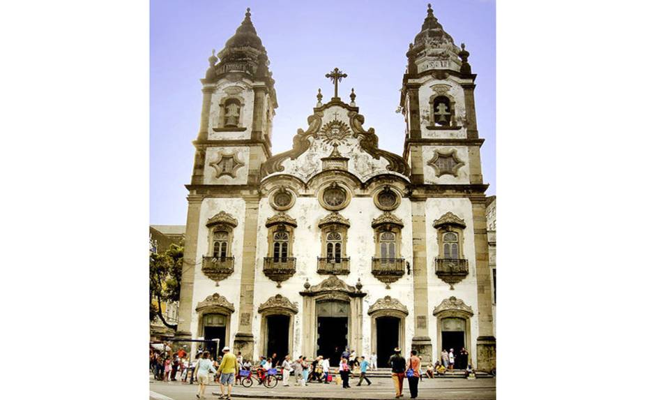 <strong><a href="https://viajeaqui.abril.com.br/estabelecimentos/br-pe-recife-atracao-santissimo-sacramento-matriz-de-santo-antonio" rel="Igreja do Santíssimo Sacramento (Matriz de Santo Antônio)">Igreja do Santíssimo Sacramento (Matriz de Santo Antônio)</a>:</strong> erguida em 1790 em estilo barroco, tem 12 sacadas e altares com talhas douradas. É uma das igrejas mais charmosas de Recife - Praça da Independência (Santo Antônio), de segunda a sexta-feira, das 07h às 12h e 14h às 18h