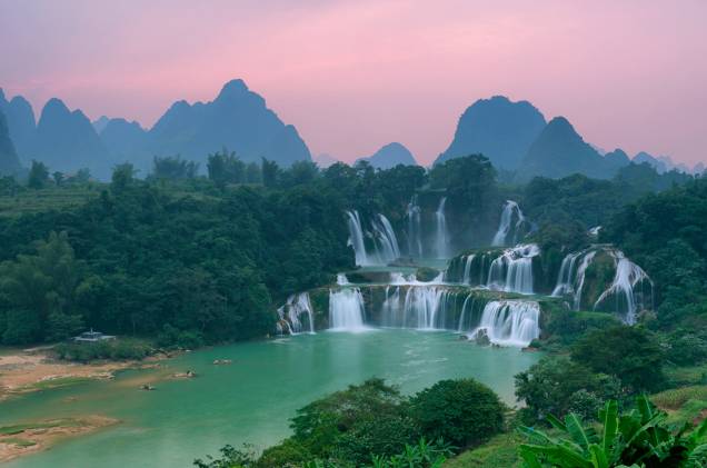 As Cataratas de Detian ficam na fronteira da China com o Vietnã As Cataratas de Detian ficam na fronteira da China com o Vietnã