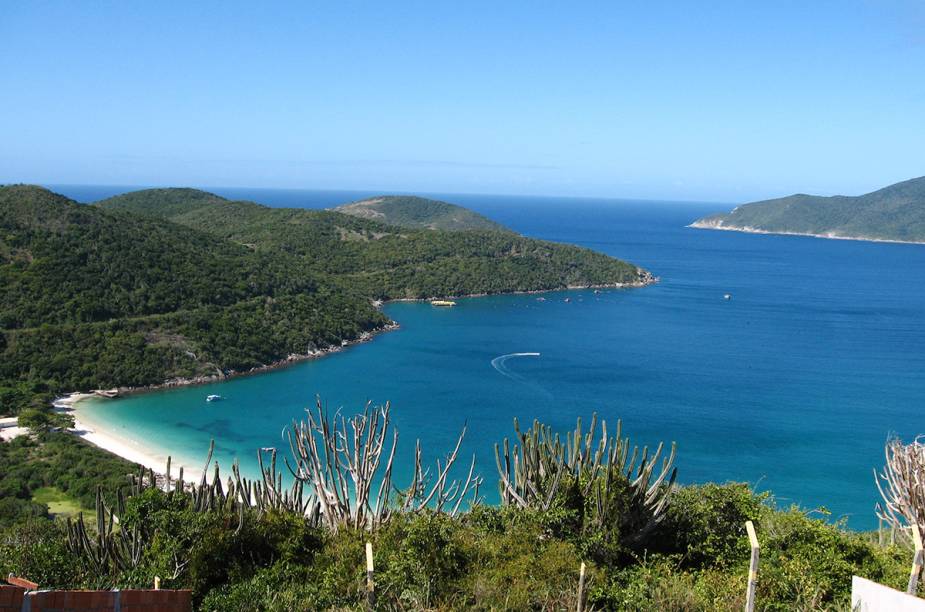 O mar da Praia do Forno, em Arraial do Cabo (RJ), é um bom ponto de mergulho na cidade